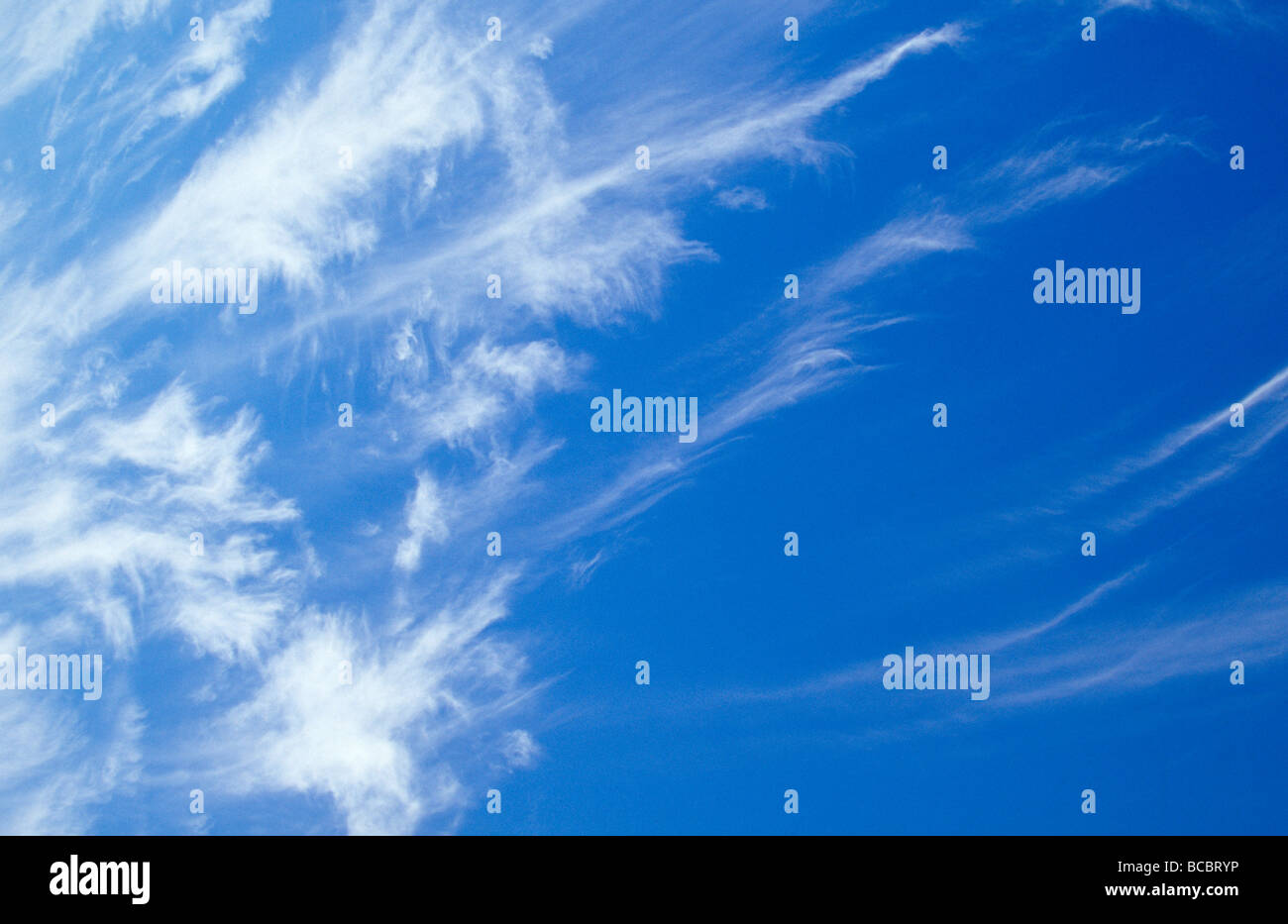 Whispy krassen weißen Cirren in einem weiten blauen Himmel. Stockfoto