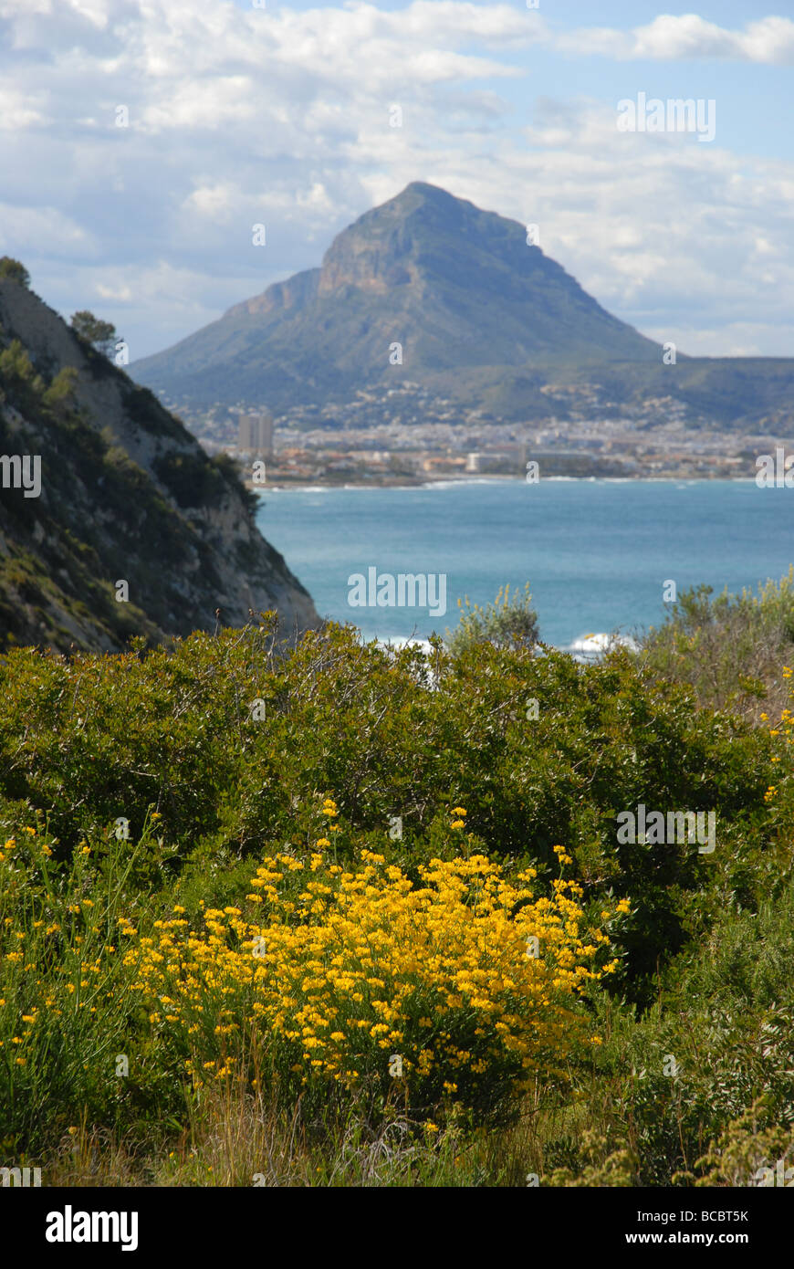 Blick auf & Javea Montgo Stadt vom Cap Prim, Javea / Xabia, Provinz Alicante, Comunidad Valenciana, Spanien Stockfoto