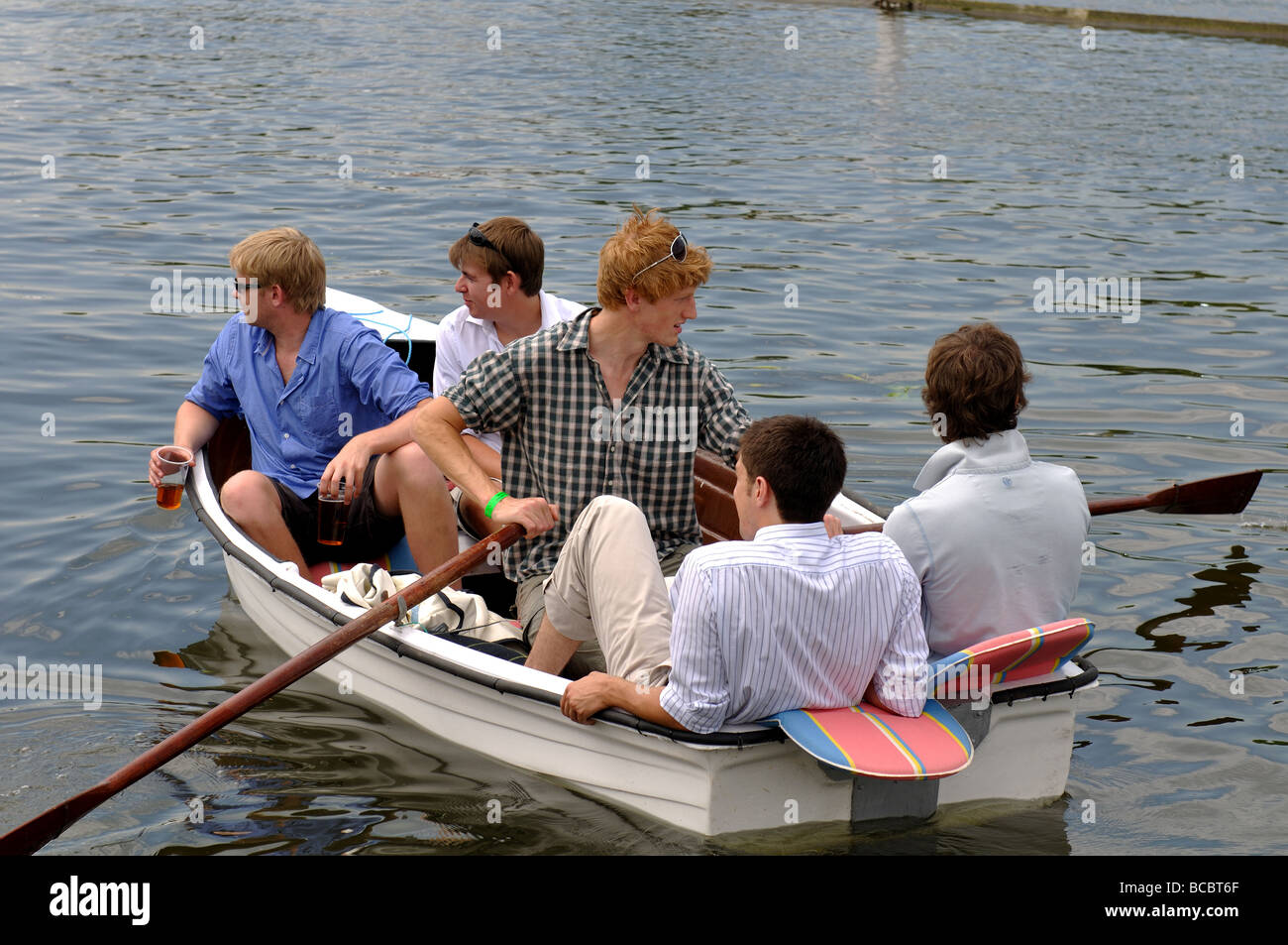 Junge Männer im Rudern Boot an der Henley Royal Regatta, Henley-on-Thames, Oxfordshire, England, UK Stockfoto