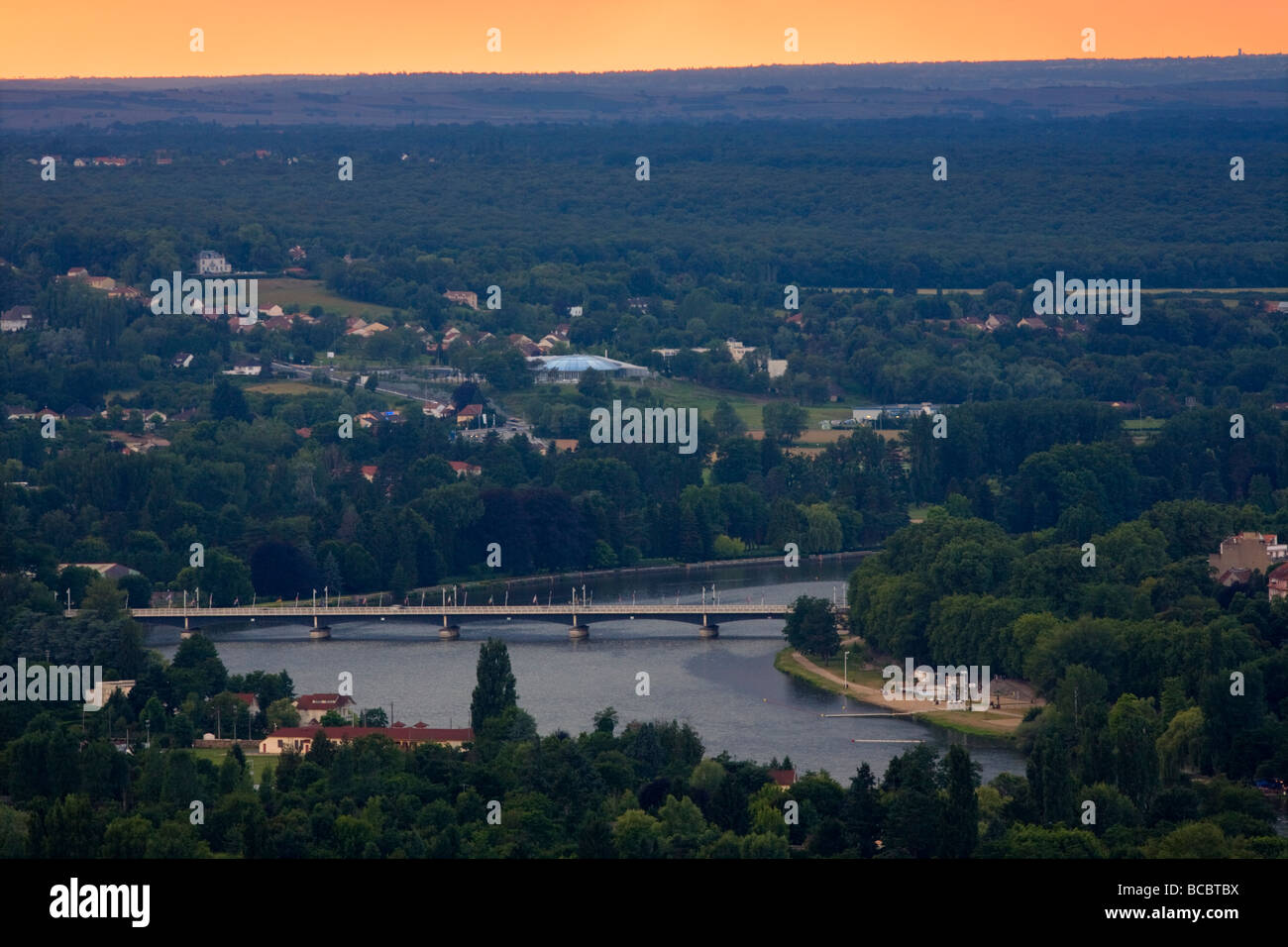 Die "Bellerive" Brücke am Fluss Allier, bei Sonnenuntergang (Vichy - Frankreich). Le Pont de Bellerive Sur 19.Jhd., En Fin de Journée. Stockfoto