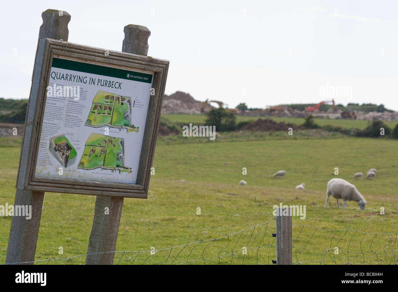 Ein Zeichen erklärt die Erhaltung Auswirkungen der Flächenverbrauch für Stein Steinbruch Stockfoto