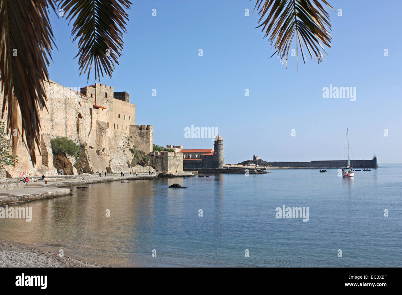 Collioure Schloss und Strand Stockfoto