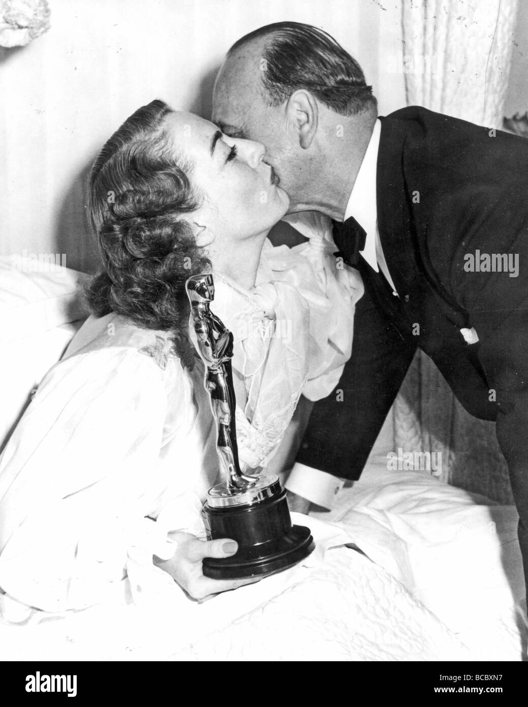 JOAN CRAWFORD erhalten ihren Oscar für "Mildred Pierce" im Jahre 1945, als sie zu krank, um der Zeremonie war Stockfoto