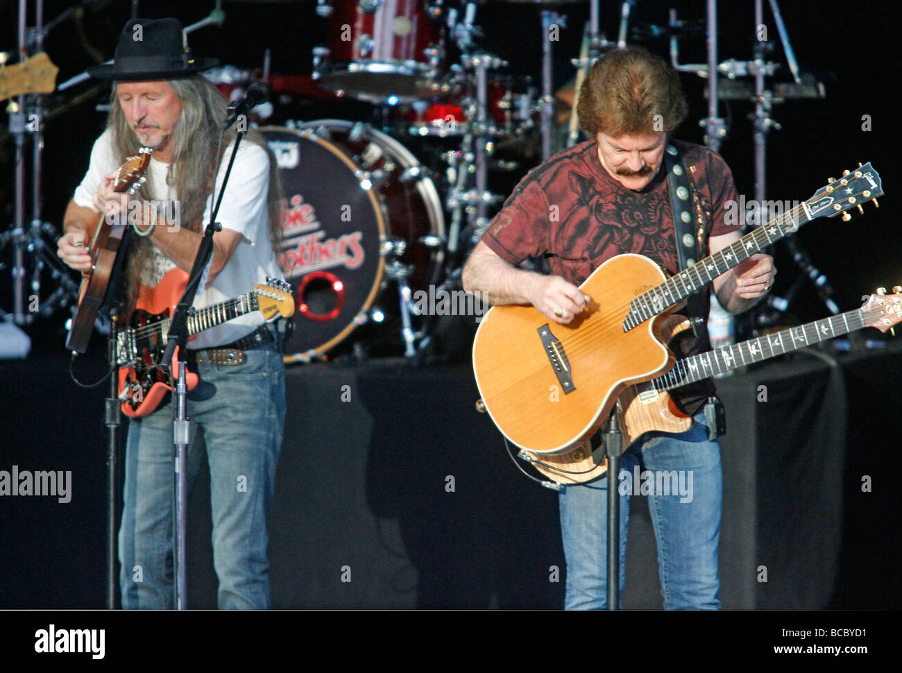 Von den DOOBIE BROTHERS: Patrick Simmons und Tom Johnston an das griechische Theater, Los Angeles, am 19. Mai 2009 Stockfoto