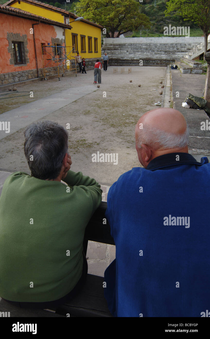 Ältere Mann und Frau sehen jungen alten Spiel im Bergdorf, Spanien Stockfoto