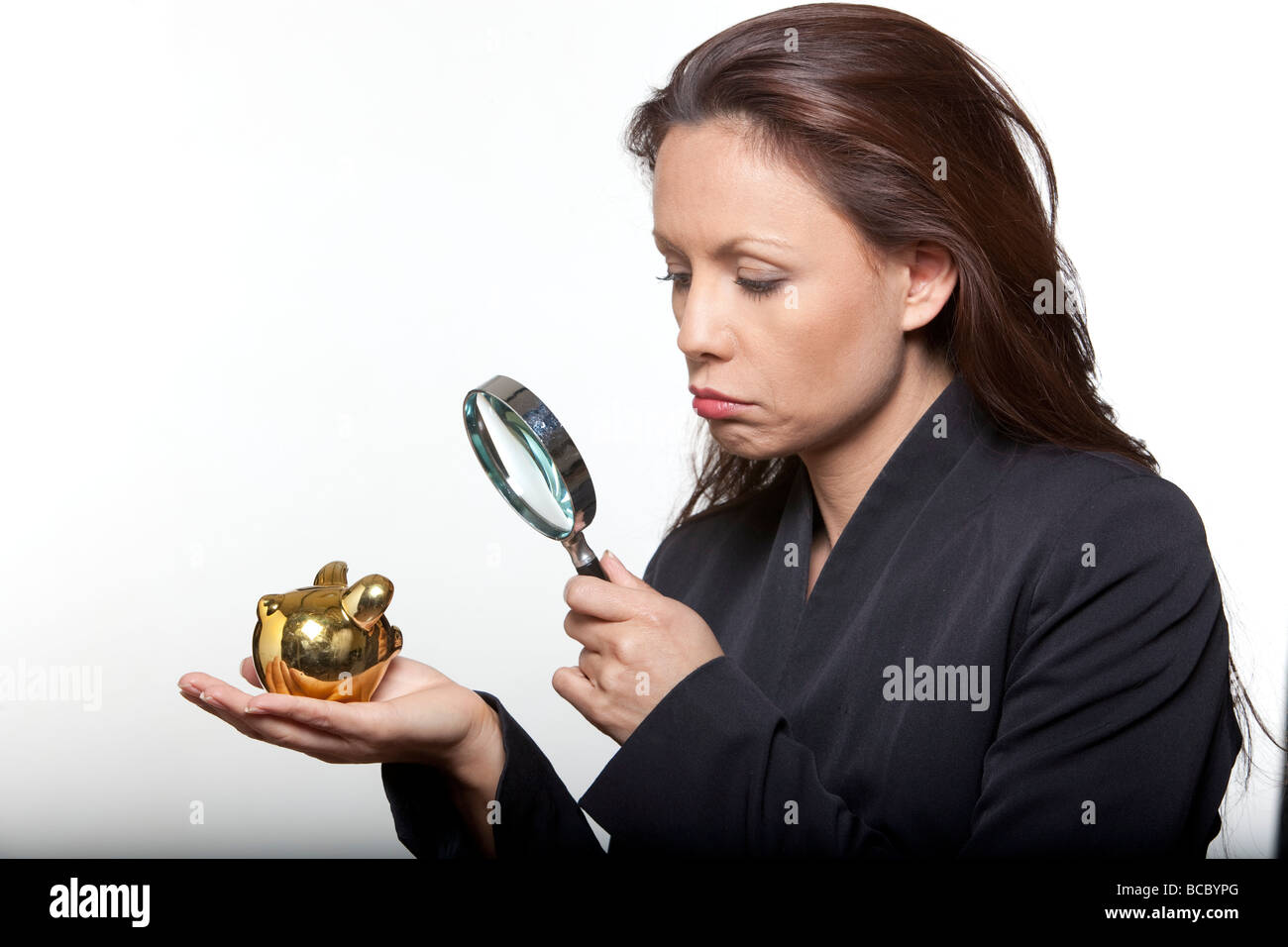 Frau vergrößern Glas Konzept Finanzen Geld sparen Stockfoto