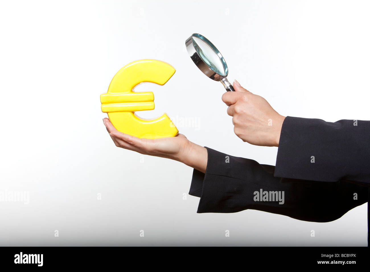 Frau vergrößern Glas Konzept Finanzen Geld sparen Stockfoto