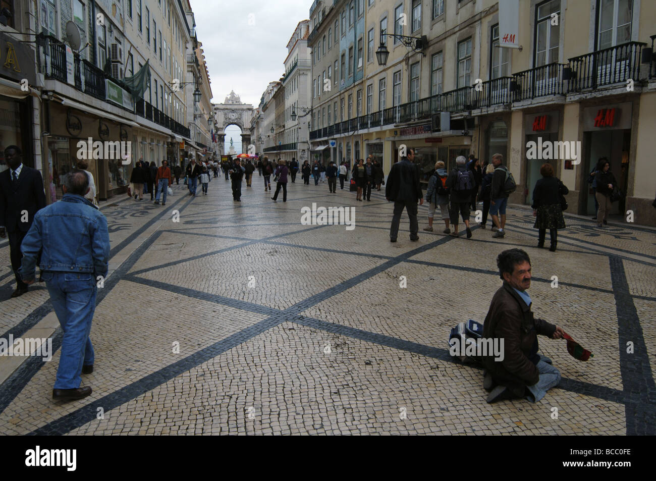 Deaktivierte Zigeuner Betteln auf der Hauptstraße in Lissabon, Portugal Stockfoto