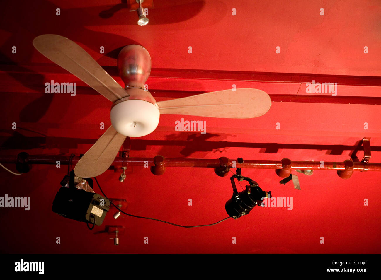 Ein Deckenventilator in den Aufführungsraum roten Igel in Highgate, Nord-London, UK. Stockfoto