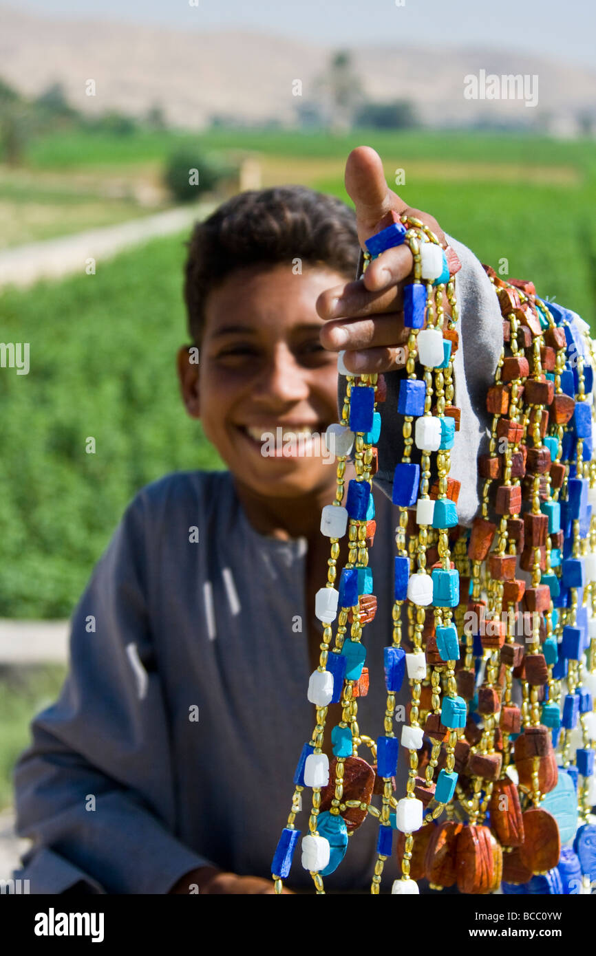Junge mit Souvenirs in Luxor Ägypten Stockfoto