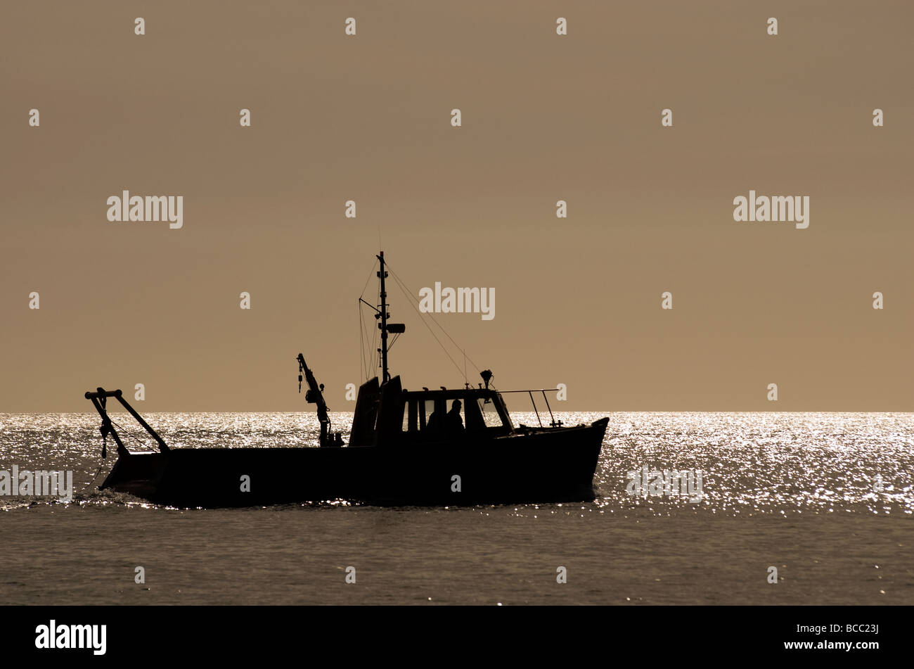 Eine Silhouette eines kleinen Fischerbootes Stockfoto