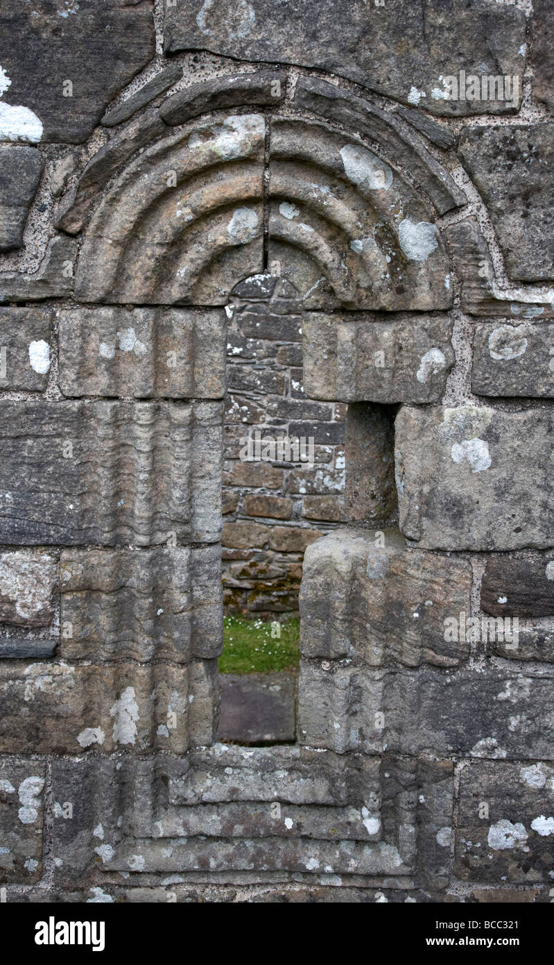 kunstvoll geschnitzte Fenster in das 12. Jahrhundert Banagher alte Kirche County Derry Londonderry Nordirland Vereinigtes Königreich Stockfoto