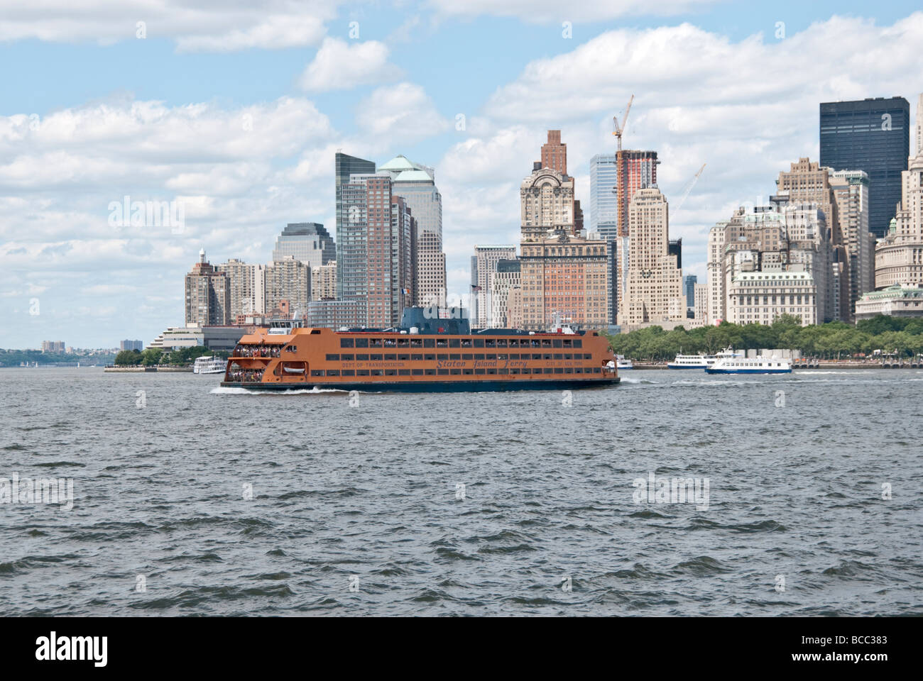 Blick auf Staten Island Fähre unterwegs von Post 9.11 untere Manhattan für Staten Island auf einen schönen Tag Stockfoto