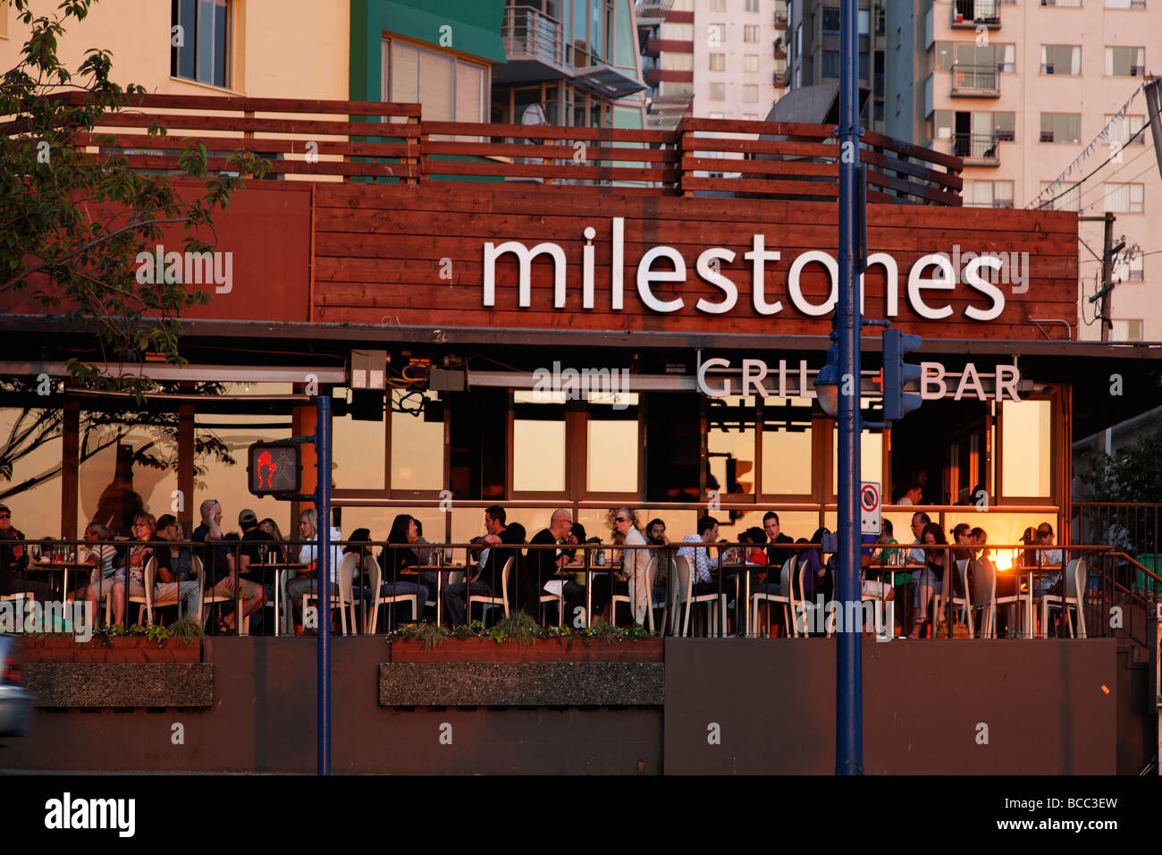 Meilensteine Grill Bar Street Cafe bei Sonnenuntergang englische Bucht Westend Vancouver City Kanada Nordamerika Stockfoto