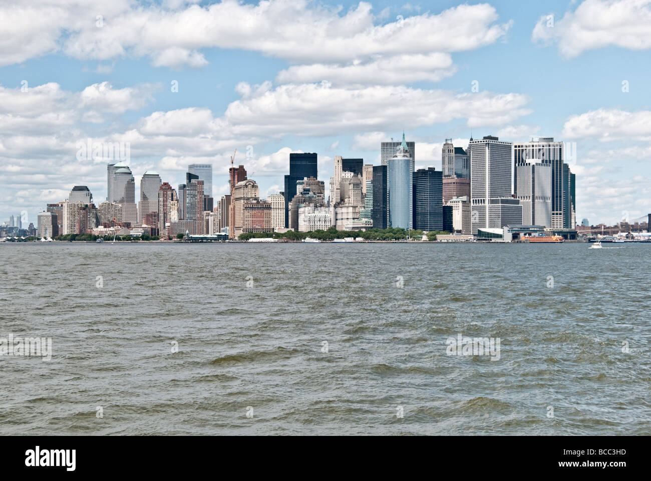 Blick auf untere Manhattan Skyline gesehen von einem New Yorker Wassertaxi Stockfoto