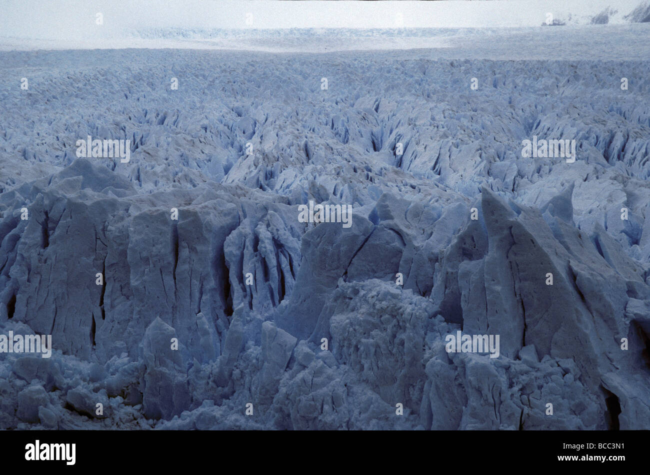 Die gezackten Eis und Fraktur Zone eines riesigen und bedrohlichen Gletschers. Stockfoto