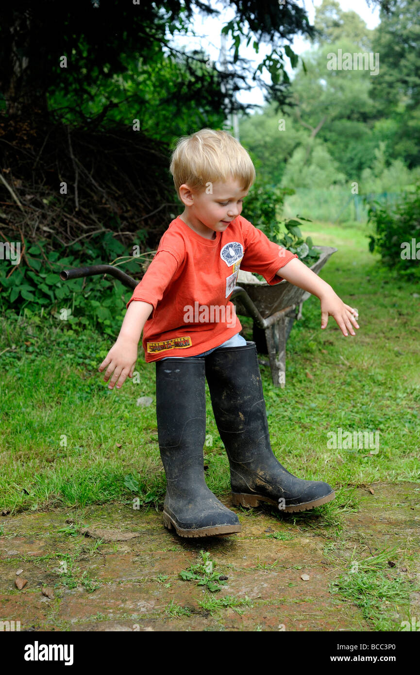 Shorts und gummistiefel Fotos und Bildmaterial in hoher Auflösung Alamy
