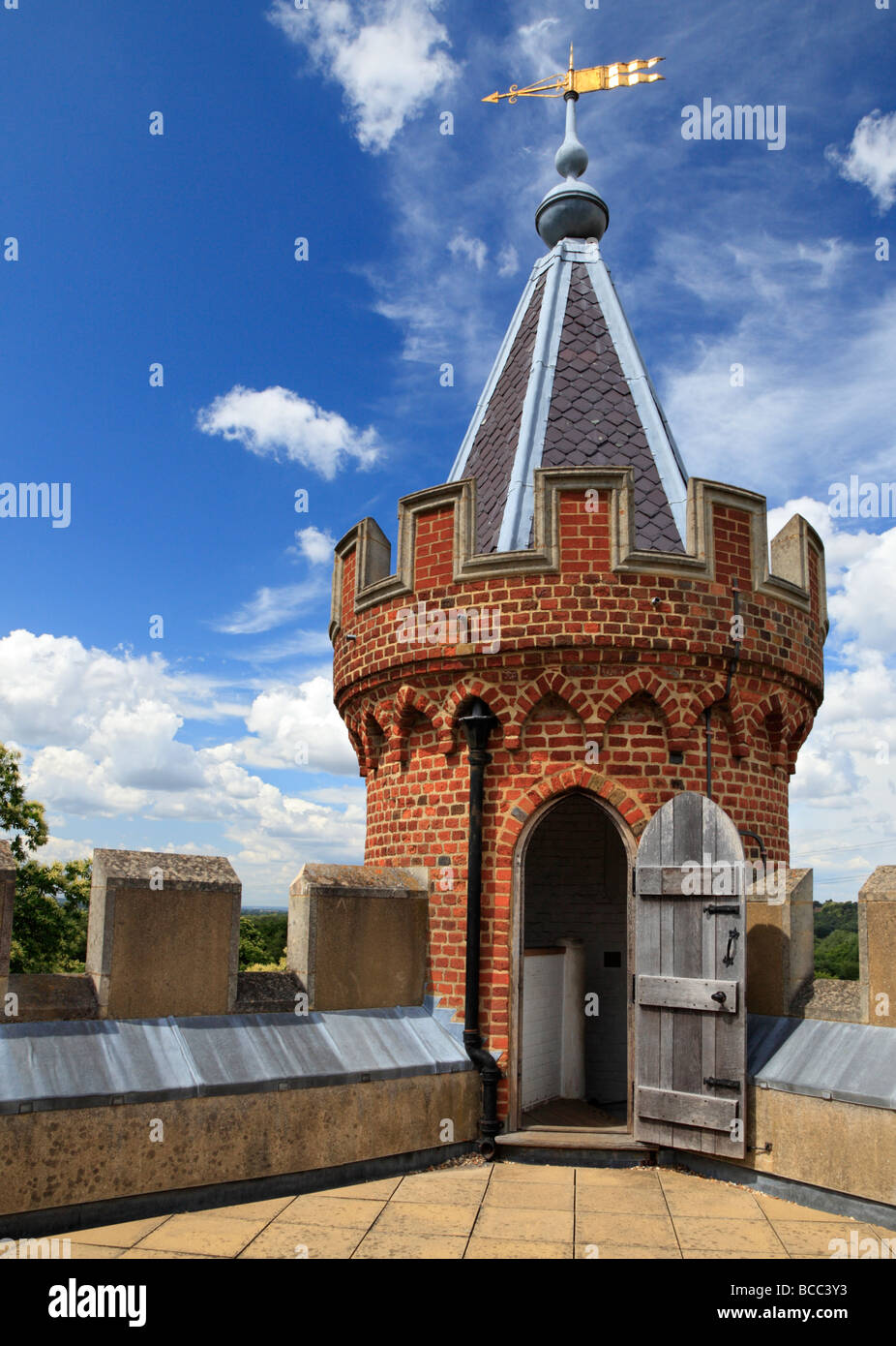 Gotischen Turm. Painshill Park, Cobham, Surrey, England, Vereinigtes Königreich. Stockfoto