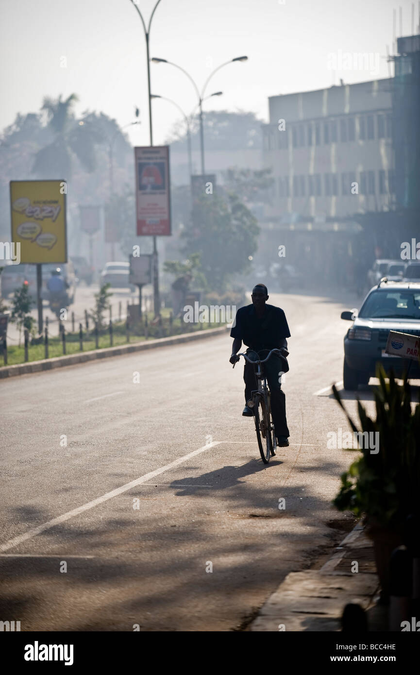 Mann auf Fahrrad Kampala-Uganda Stockfoto