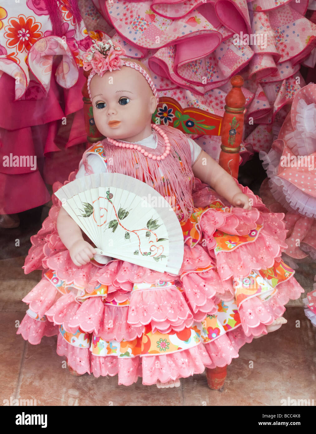 Puppe in Flamenco-Kleid im Shop Fenster Spanien Stockfoto
