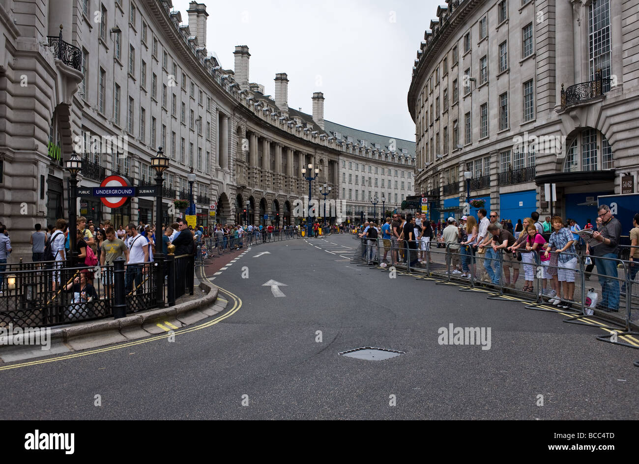 Menschen warten im Regents Street für die Gay-Pride-Parade zu starten.  Foto von Gordon Scammell Stockfoto