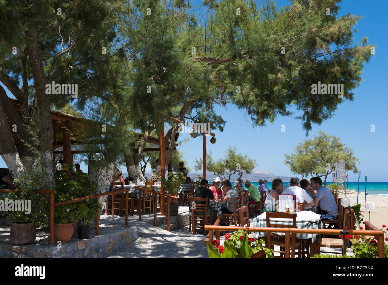 Traditionelle Taverne am Strand von Almyrida, Provinz Chania, Kreta, Griechenland Stockfoto
