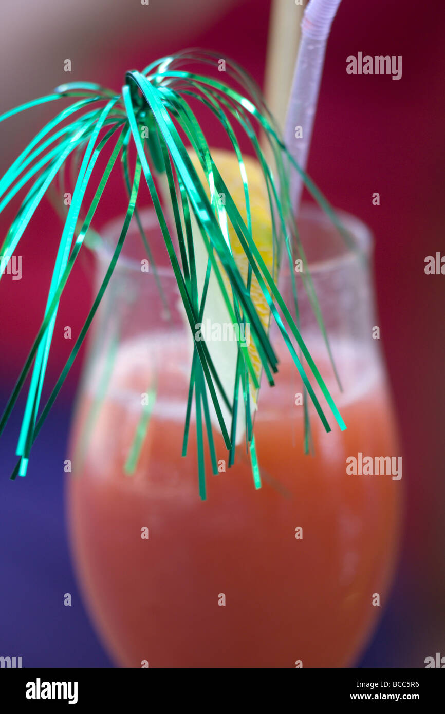 Rosa Früchte-Cocktail mit funkelnden Swizzle stick Stockfoto