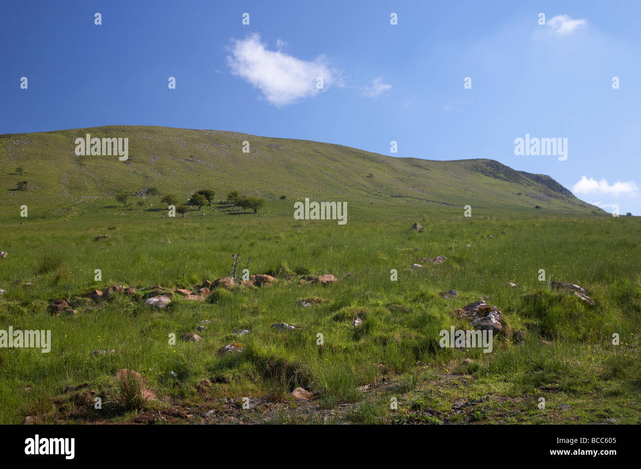 ruiniert, Gebäude in den Hängen des Berges Benbradagh in Norden Sperrins County Derry Londonderry Nordirland Vereinigtes Königreich Stockfoto