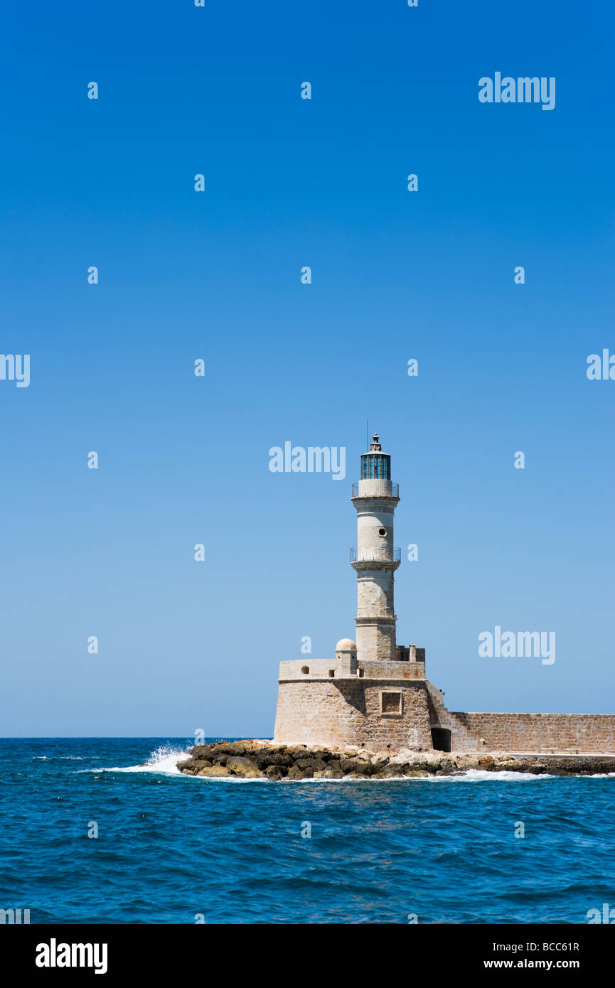 Der Leuchtturm in der alten venezianischen Hafen, Chania, Provinz Chania, Kreta, Griechenland Stockfoto