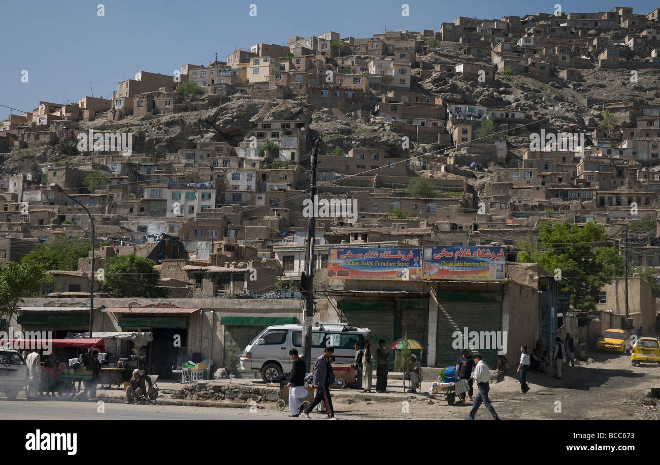 Über einer Straße im zentralen Kabul zeigt einem dicht gepackten Hügel die Auswirkungen der wachsenden Bevölkerung der Stadt Stockfoto