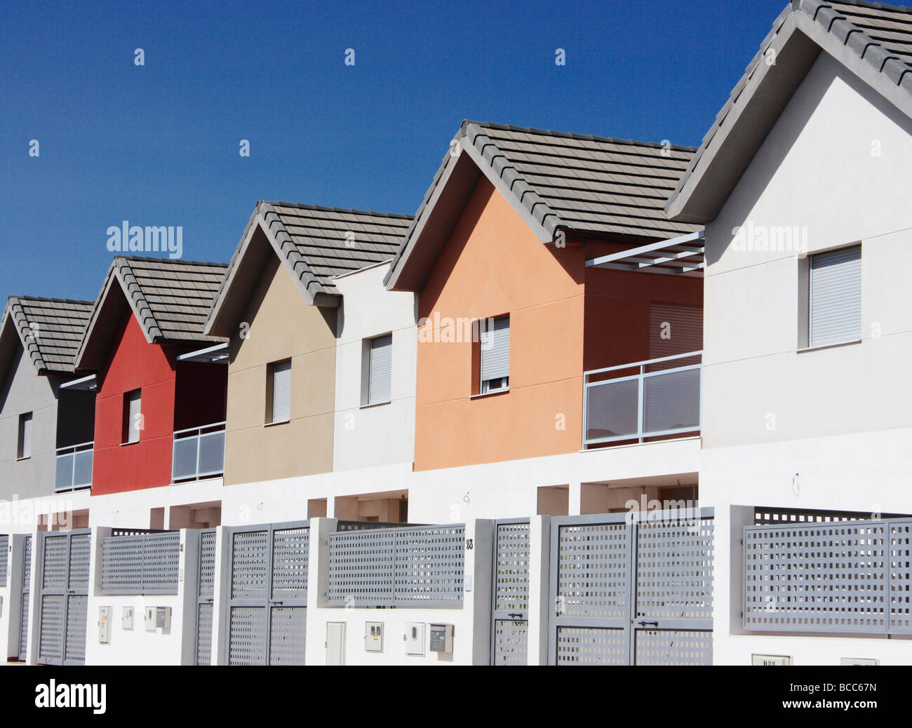 Reihe von bunten Häuser neu, Doppelhaus auf Gran Canaria auf den Kanarischen Inseln Stockfoto