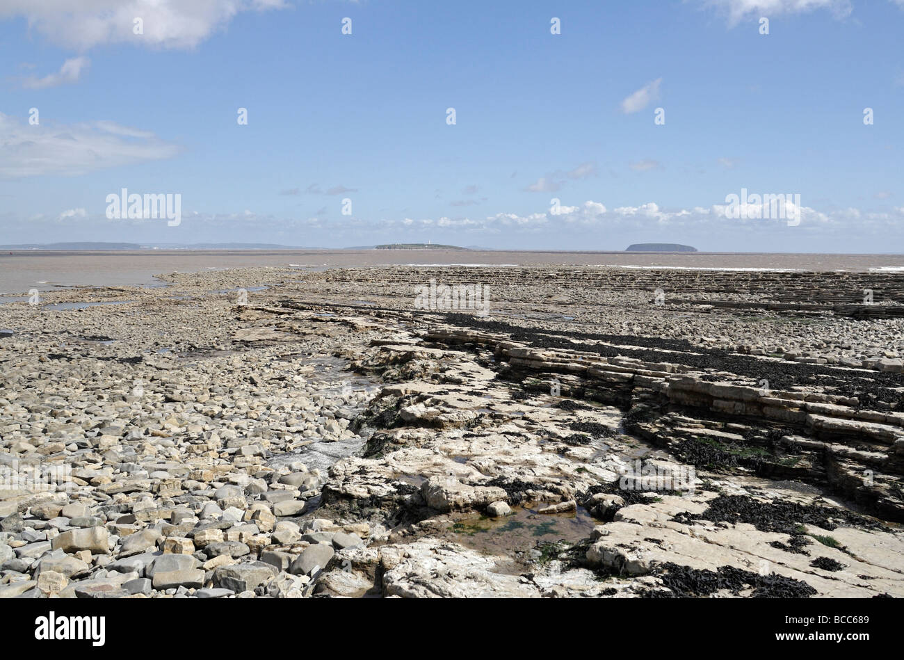 Lavernock Point bei Ebbe, Wales Großbritannien, walisische Küste britische Küste malerische Aussicht auf Strand und Himmel Severn Mündungslandschaft Stockfoto