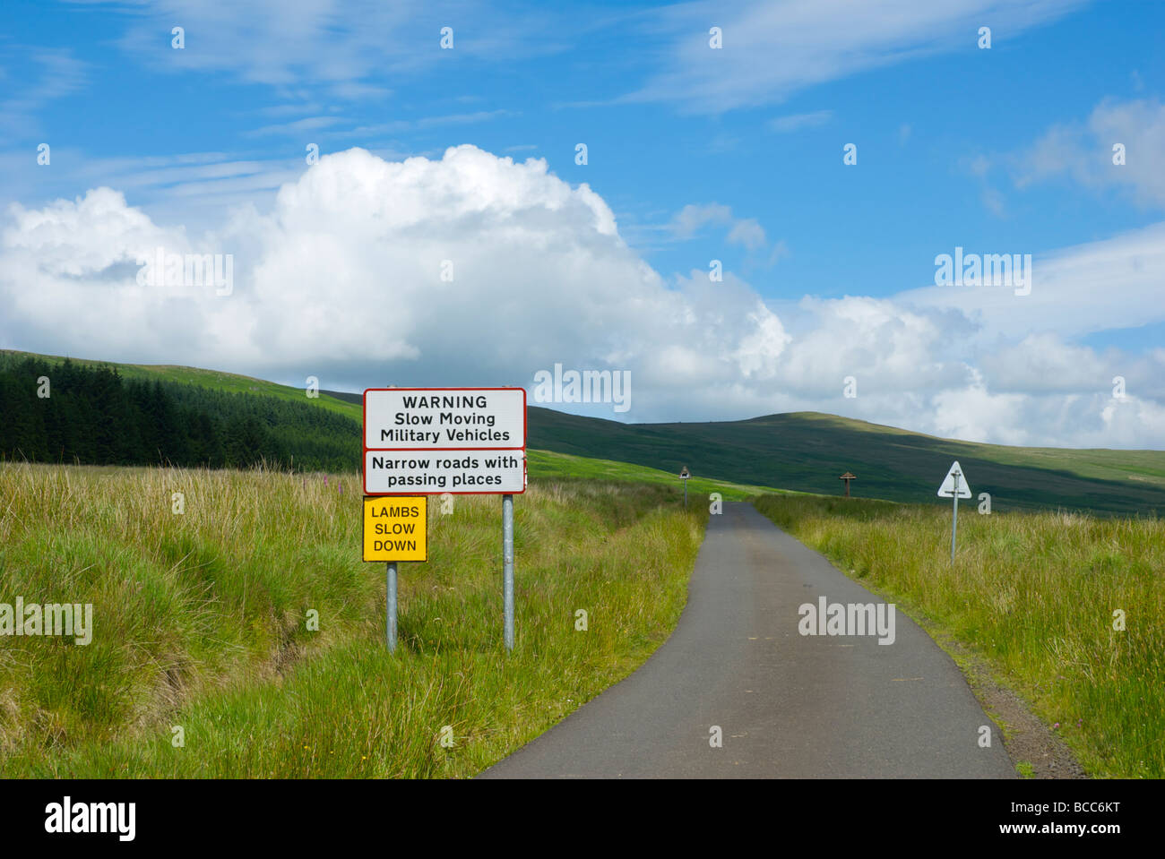 Schilder an Cottonshope Straße, Warnung vor Militärfahrzeuge, obere Coquetdale, Northumberland National Park, England UK Stockfoto