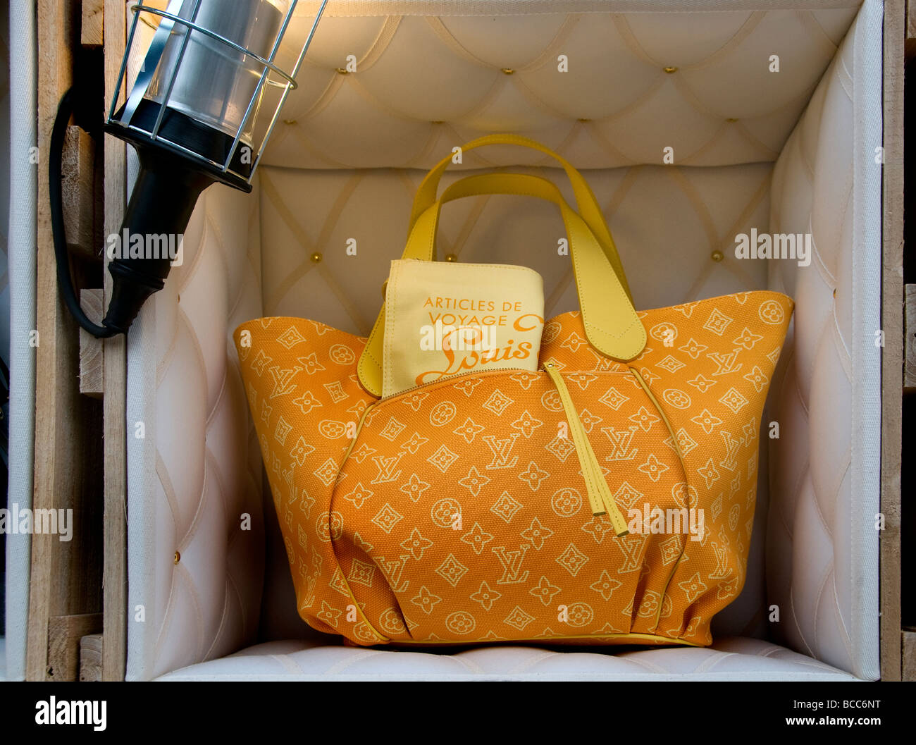 Louis vuitton shop paris champs Fotos und Bildmaterial in hoher Auflosung Alamy