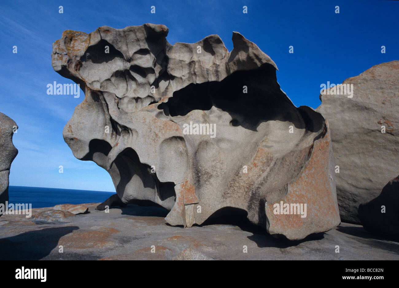 Orange Flechten auf Felsen und Granit Erosion im abstrakten Formationen. Stockfoto