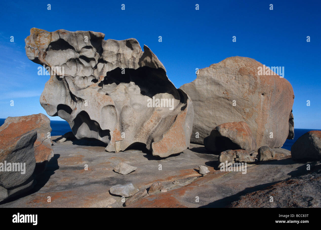 Orange Flechten auf Felsen und Granit Erosion im abstrakten Formationen. Stockfoto