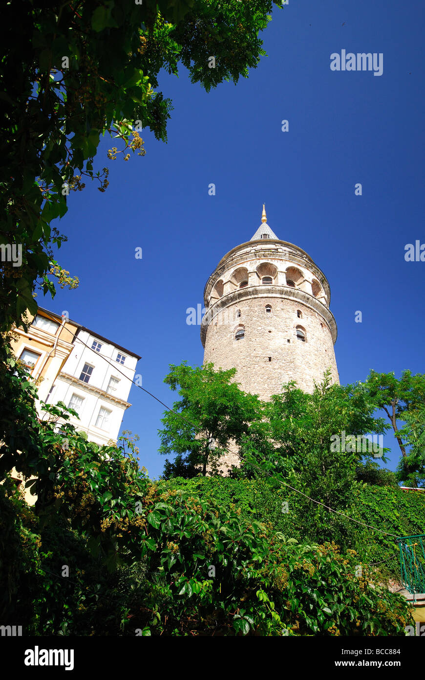 ISTANBUL, TÜRKEI. Der Galata-Turm im Stadtteil Beyoglu. 2009. Stockfoto