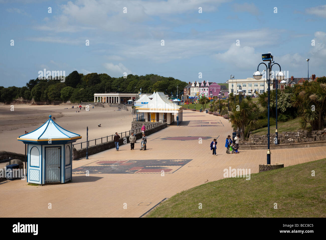 Menschen auf der Promenade Barry Insel Strand Wales UK Stockfoto