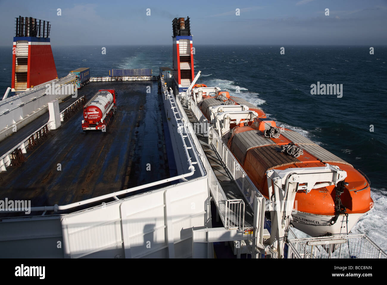 Seefracht - ein Tanker sitzt alleine auf dem hinteren Deck der Stena Hollandica zwischen Großbritannien und Holland reisen. Stockfoto