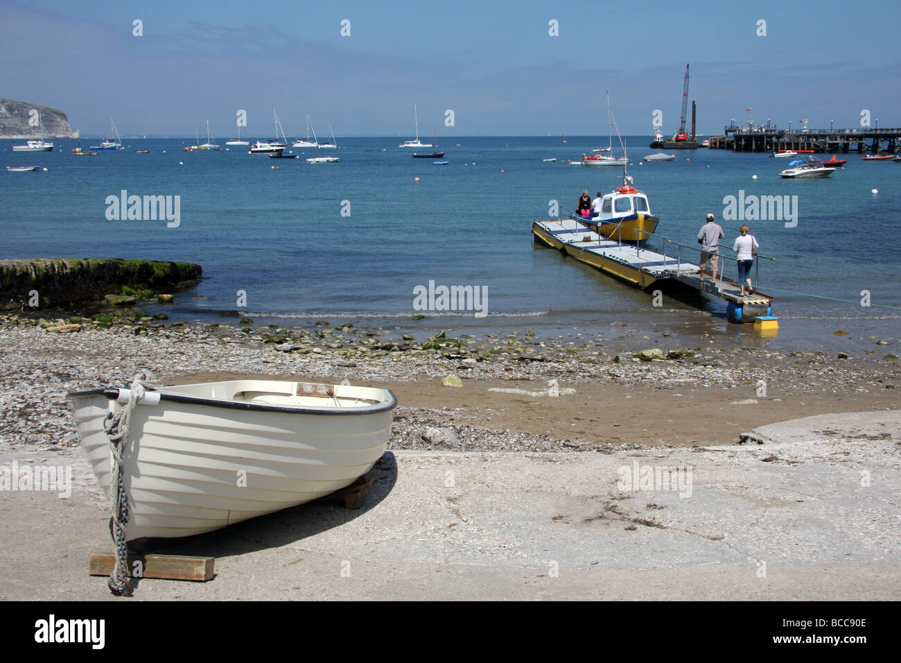 Passagiere, die zu Fuß aus Boot für touristische Reise von Swanage, Dorset, Großbritannien Stockfoto