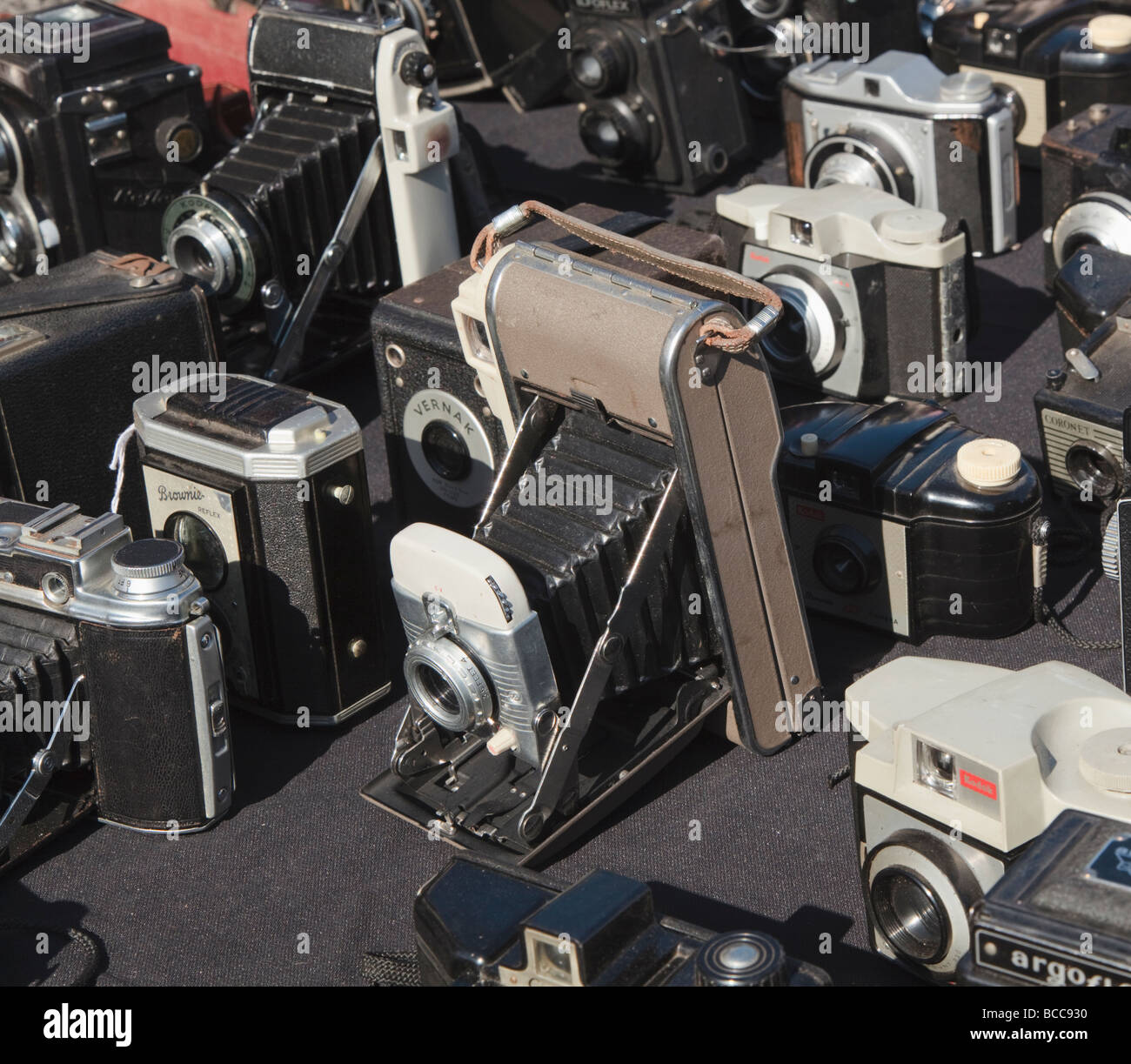 Auswahl von Sammler-Kameras angelegt bei einem Boot-Verkauf Stockfoto