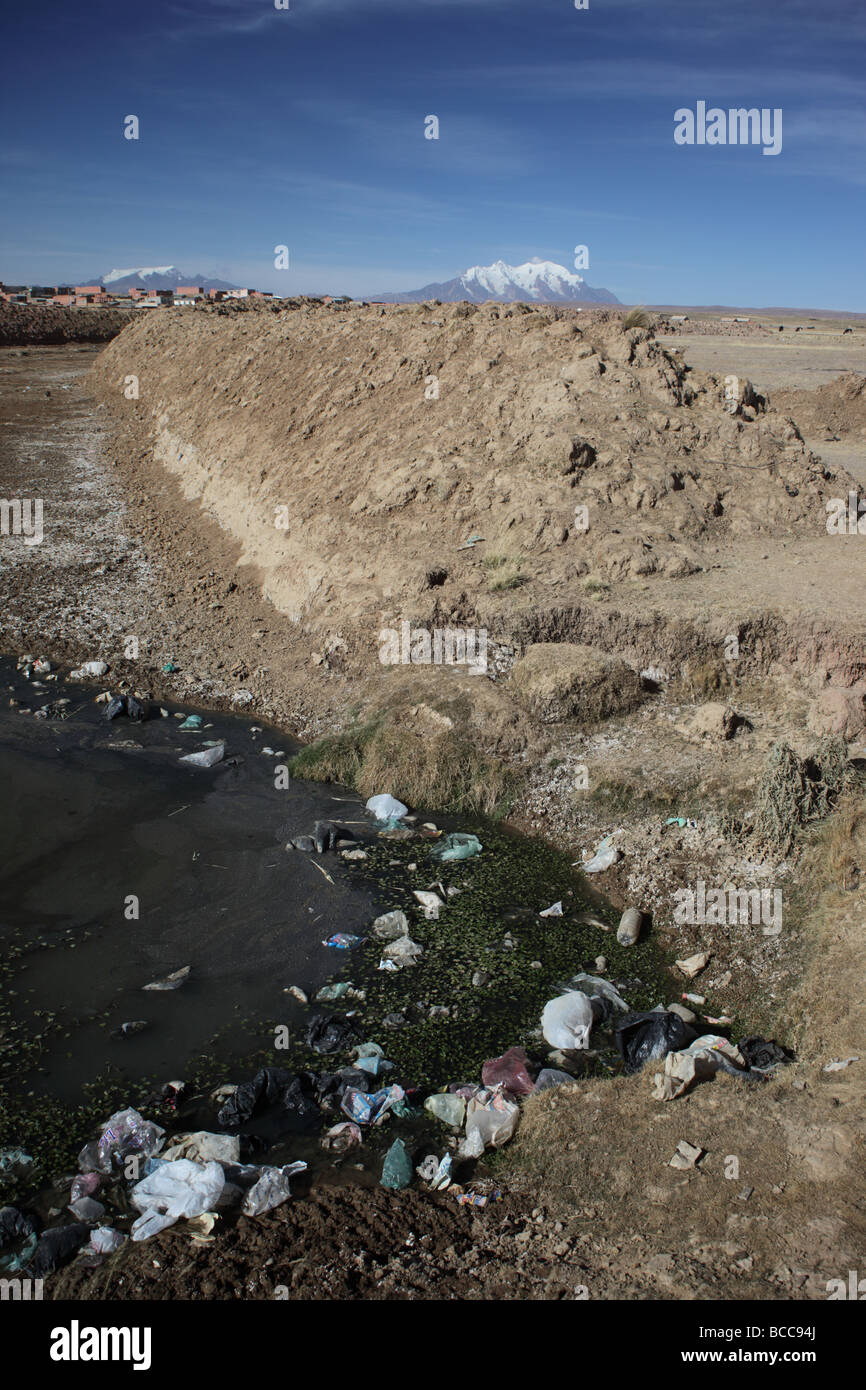 In stream Müll, Mt Illimani im Hintergrund, Viacha, in der Nähe von El Alto, La Paz Department, Bolivien Stockfoto