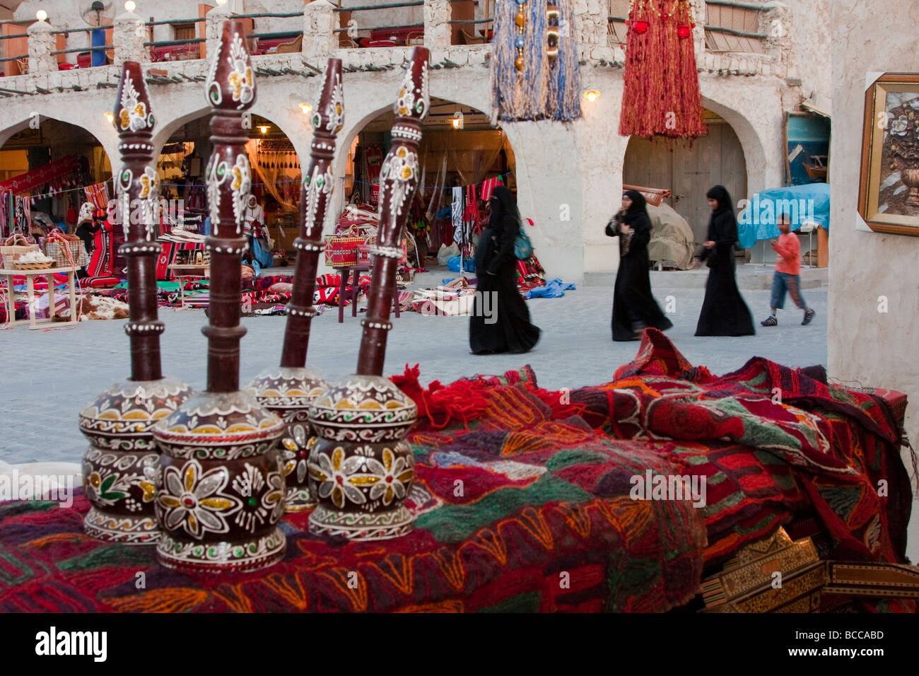 Doha, Katar.  Markt-Szene in den vor kurzem modernisierten traditionellen Markt. Katarischen Frauen in Abayas. Stockfoto