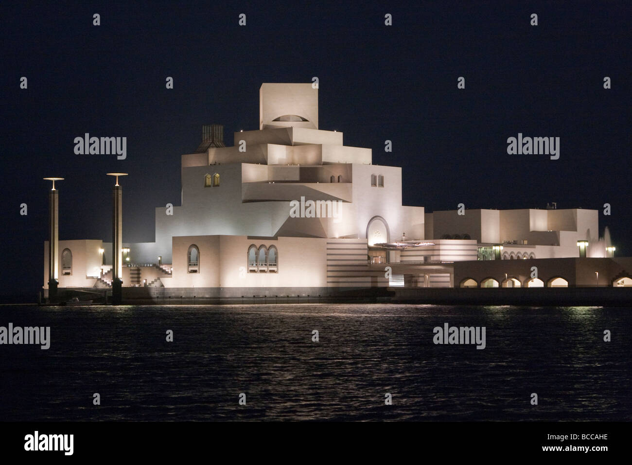 Doha, Katar.  Museum für islamische Kunst, Nachtansicht. Stockfoto