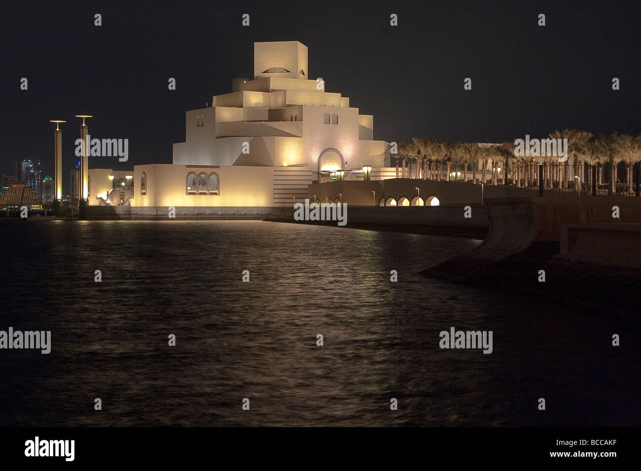 Doha, Katar.  Museum für islamische Kunst, Nachtansicht. Stockfoto