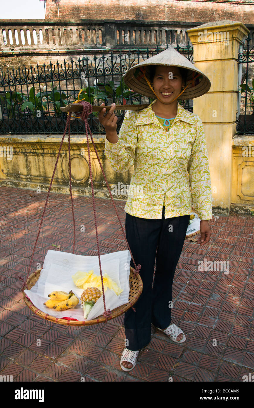 Frau mit Obst vor dem Armee-Museum am P Dien Bien Phu street in Hanoi, Vietnam Stockfoto