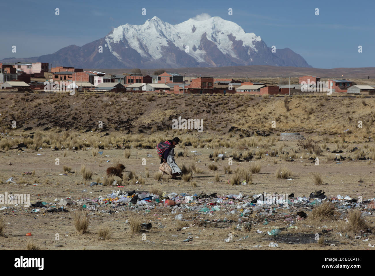 Indigenen Dame vorbei Abfall dump, Mt Illimani im Hintergrund, Viacha, in der Nähe von La Paz, Bolivien Stockfoto