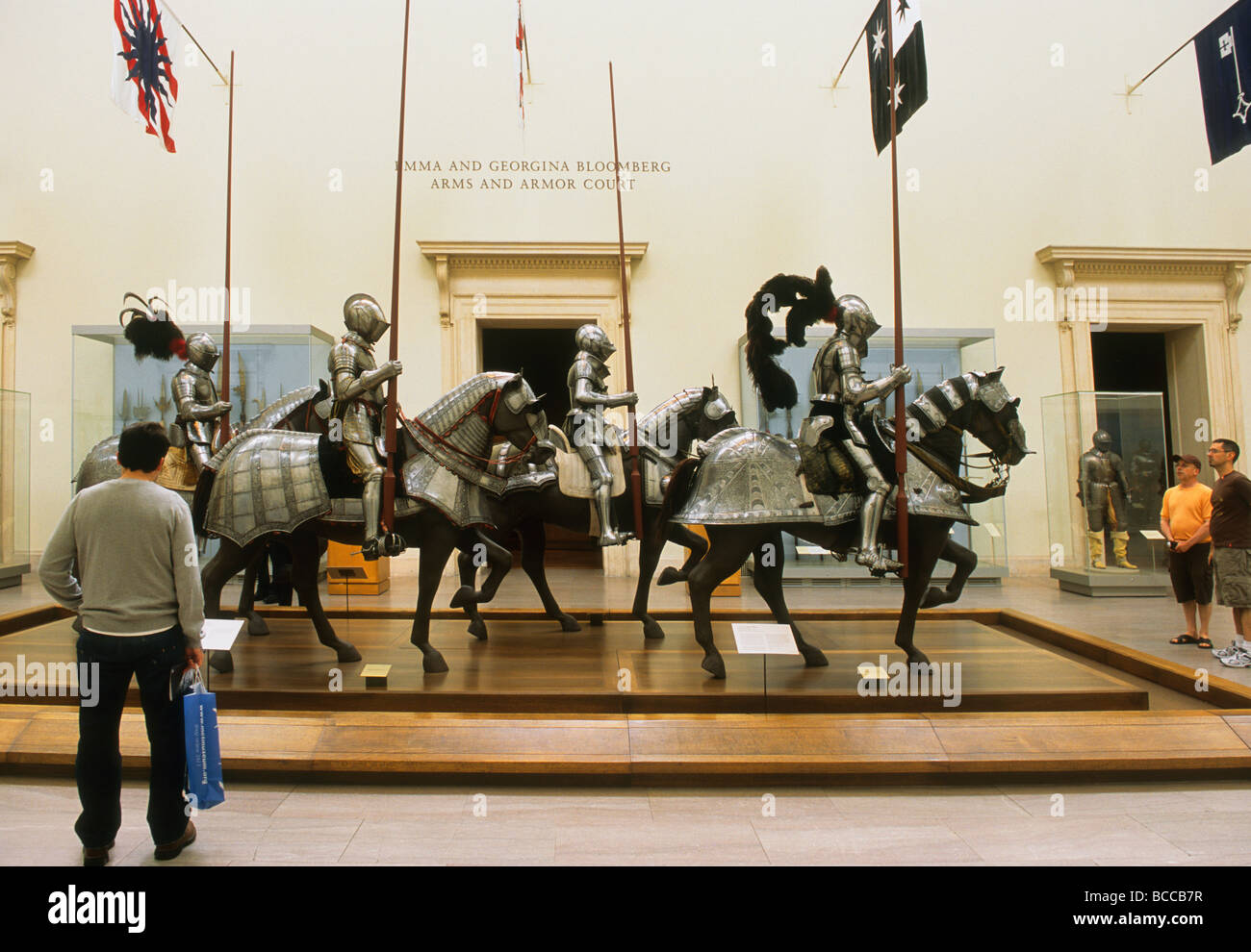 New York City Metropolitan Museum of Art Emma and Georgina Bloomberg Arms and Armor Court. Amerikanische Kultur. USA Stockfoto