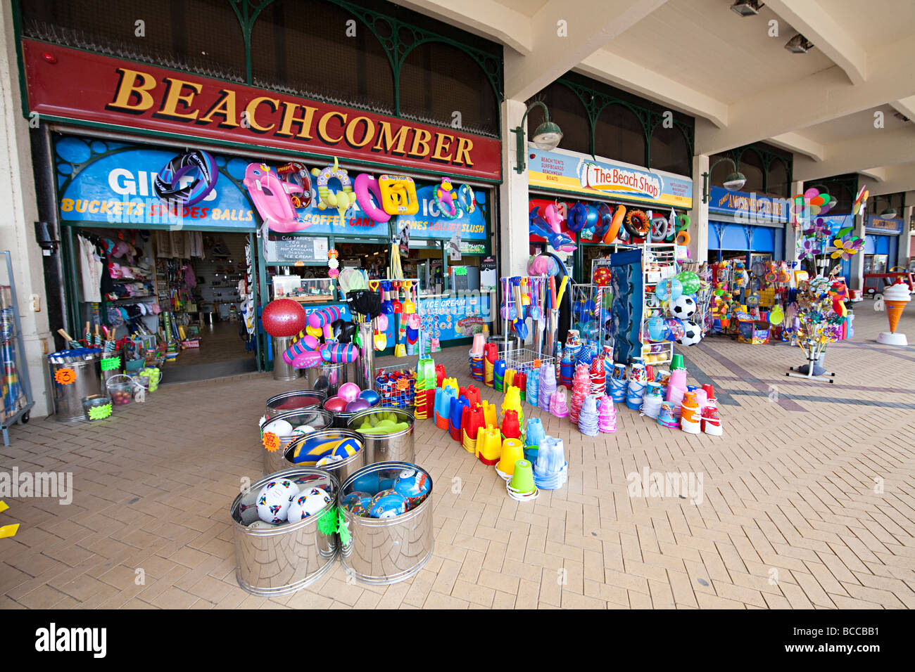 Seaside Spielzeug und Souvenirs zum Verkauf an vorderen Strandläden Barry Insel Wales UK Stockfoto