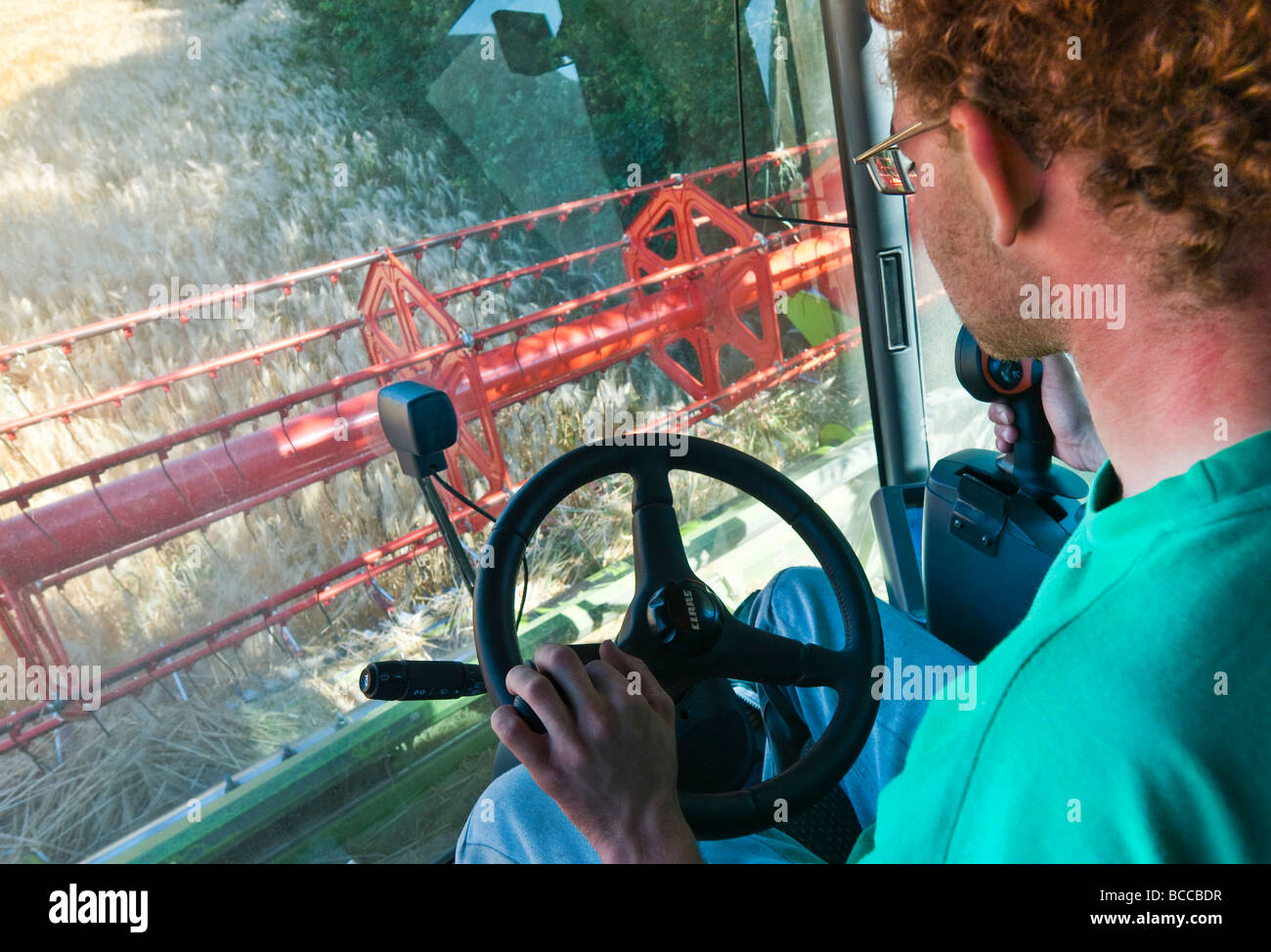 Fahrer In Der Kabine Des Claas Lexion 540 Mahdrescher Ernten Sommergerste Indre Et Loire Frankreich Stockfotografie Alamy
